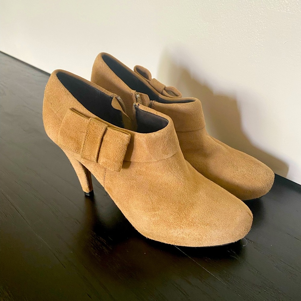 Me Too 6 1/2 Booties w/ chic bow